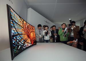 Изогнутый OLED-телевизор представила компания Samsung