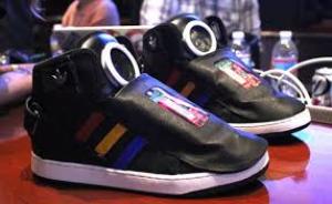 Google Talking Shoes: "умные" кроссовки для беседы