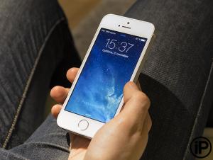 Фанатам смартфонов Apple пока непросто купить «золотую» новинку iPhone 5s