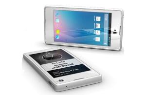 Анонсированный как российский смартфон YotaPhone производят в Сингапуре