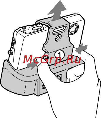 Sony Cyber-Shot DSC-T3 [171/304] Hur man tar av stativhållaren tryck in tapparna och dra av stativhållaren på det sätt som visas i ﬁguren och koppla sedan loss kameran från cyber shot stationen
